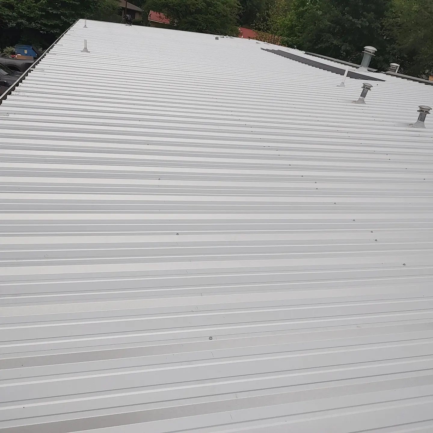 Professional roofer in Tyler TX installing shingles